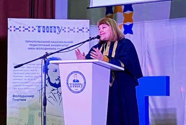 Декан факультету філології і журналістики проф. Т. П. Вільчинська із зверненням до випускників